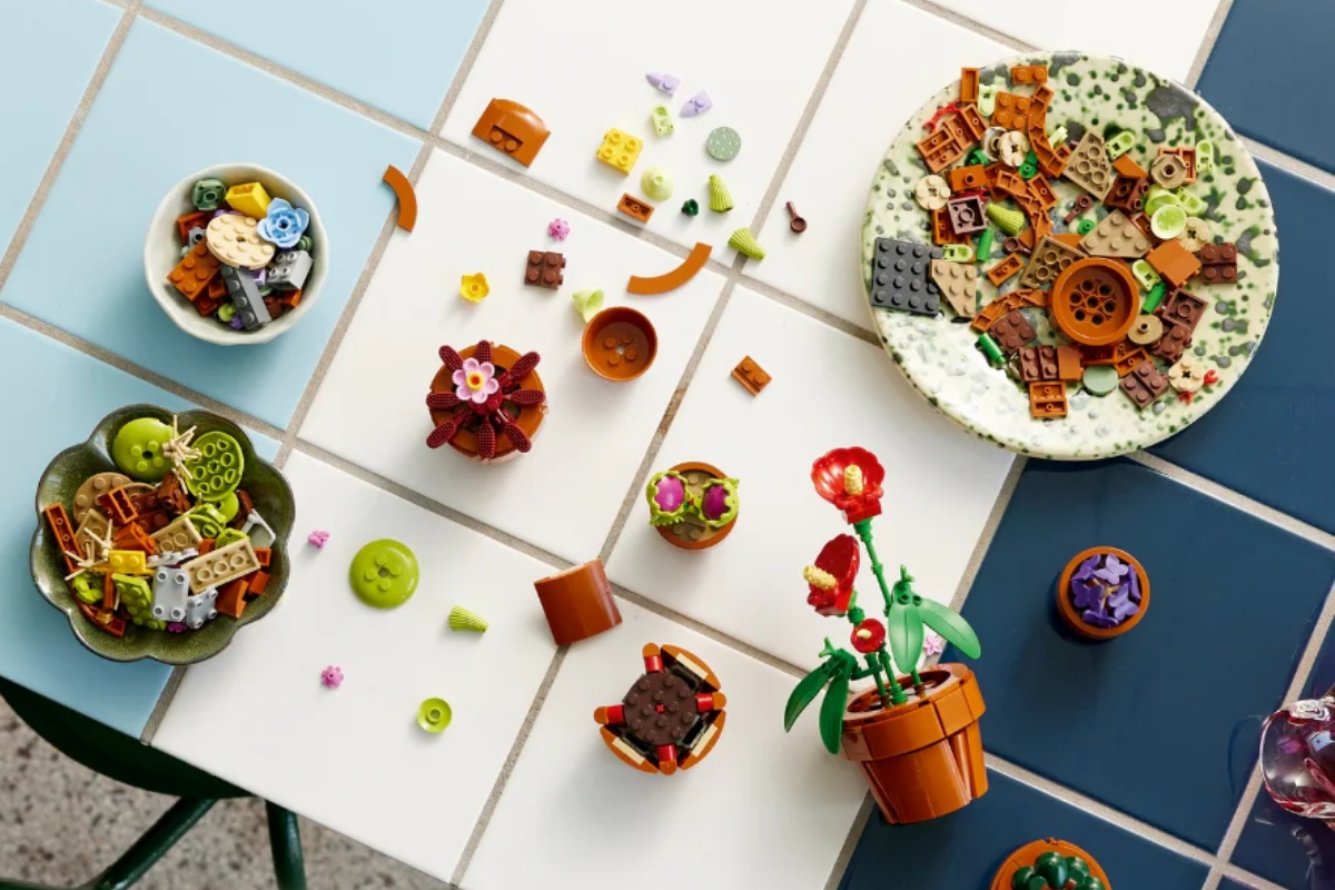 Trang trí bàn làm việc với lego xương rồng cực chill